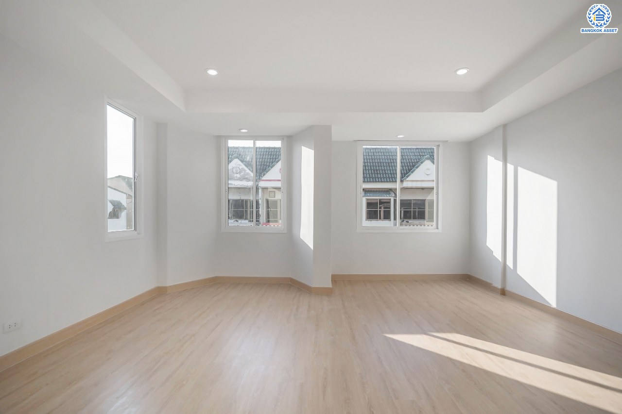 บ้านมือสองตกแต่งใหม่ 3 ชั้น ทำเลโซนเมือง โครงการ จริงใจวิลเลจ รัตนาธิเบศร์ (ซอยเรวดี) เนื้อที่ 23 ตร.ว. ฟังก์ชัน 4 ห้องนอน 3 ห้องน้ำ จอดรถได้ 1 คัน เข้า-ออกได้หลายเส้นทาง ทั้งรัตนาธิเบศร์, ติวานนท์ และเลี่ยงเมืองนนท์ ใกล้ทางด่วน "งามวงศ์วาน" รถไฟฟ้าสายสีม่วง "สถานีศูนย์ราชการนนทบุรี" และ "สถานีบางกระสอ"